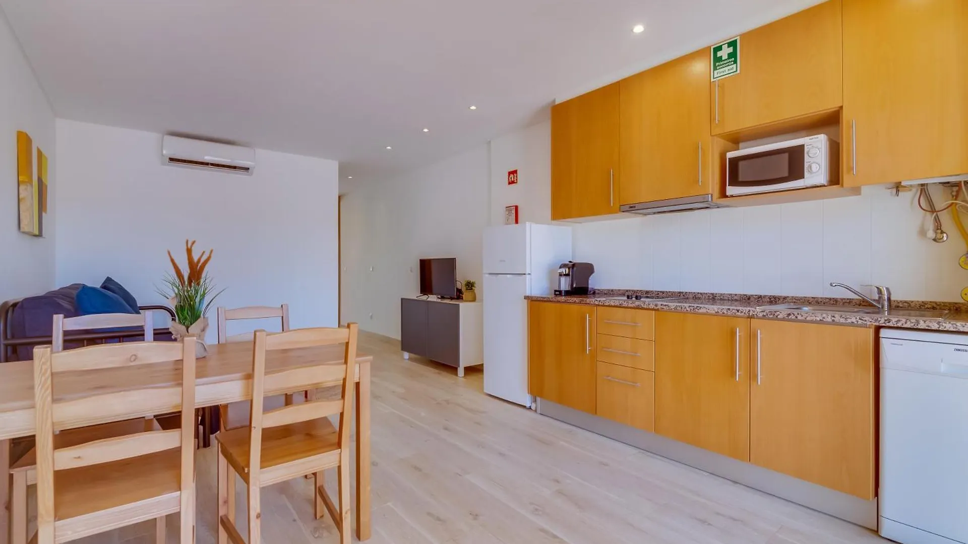 Side Villas - 1Bdr Retreat With Bbq & Patio Quarteira 0*,  Portugal